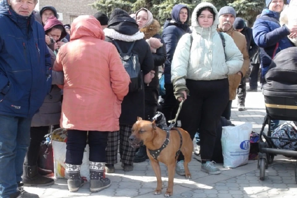 Люди, покидающие Мариуполь.