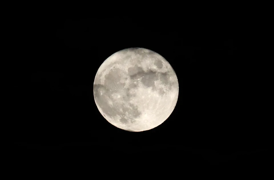 Луна 22 серию. Луна видео. Луна Луна геометрии. Moon in 2007 29 July. Какого цвета Луна фото.