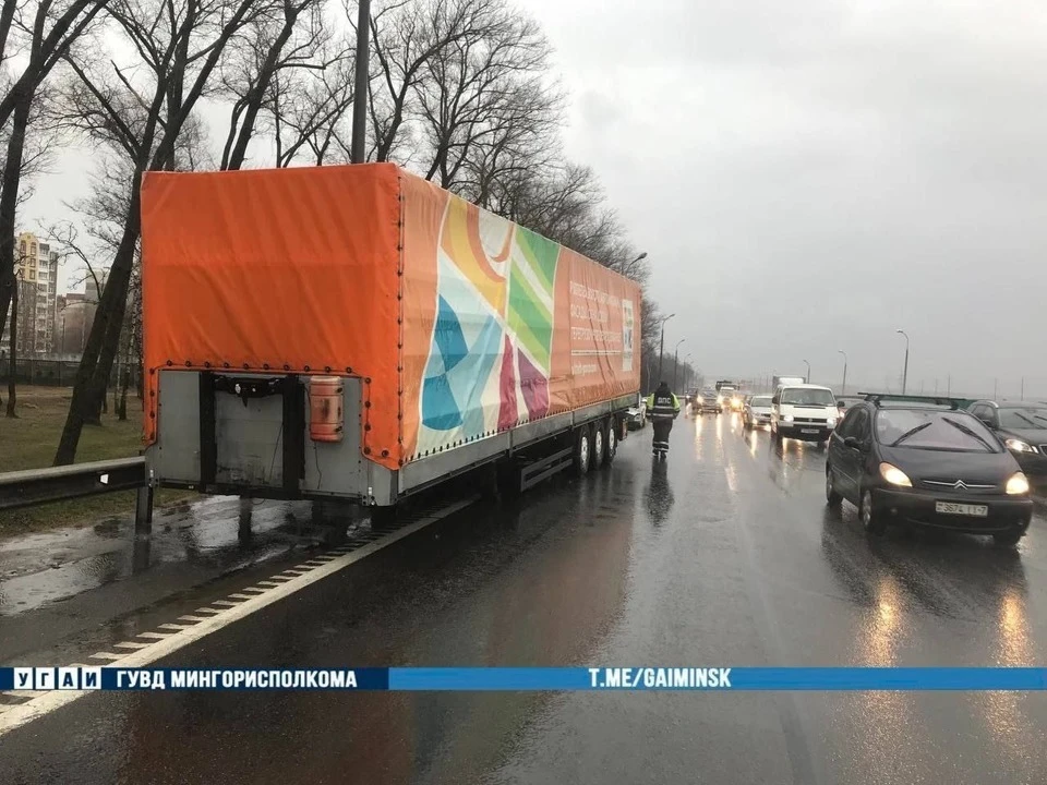 Во время движения на МКАД фура потеряла прицеп. Фото: УГАИ ГУВД Мингорисполкома