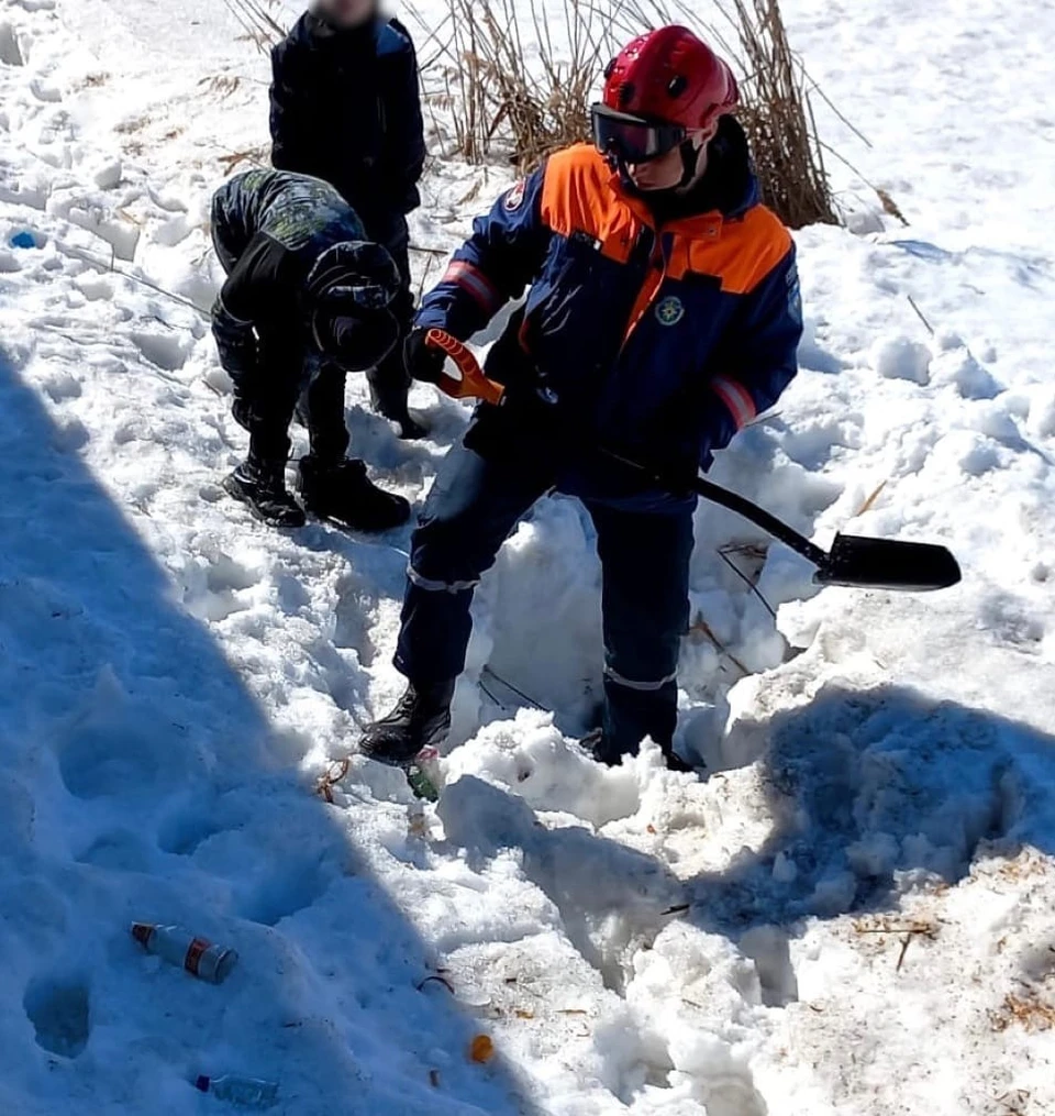 С подростками все хорошо, но спасателям пришлось добывать ботинок из снега. Фото: /vk.com/pssur