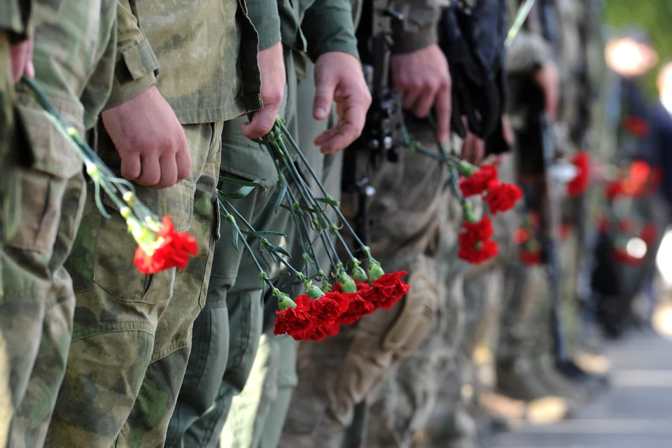 Кто соболезнует россии. Прощание с солдатом. Соболезнования погибшим воинам. Соболезнования по погибшим воинам. Вечная память воинам погибшим на Украине.