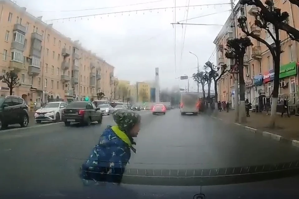 Ребенок, мечущийся на оживленной дороге в центре Рязани, попал на видео.