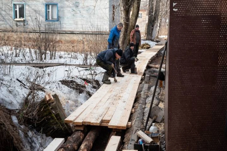 Деревянные наплавные тротуары планируют установить до наступления «большой воды». Фото: admkirov.ru