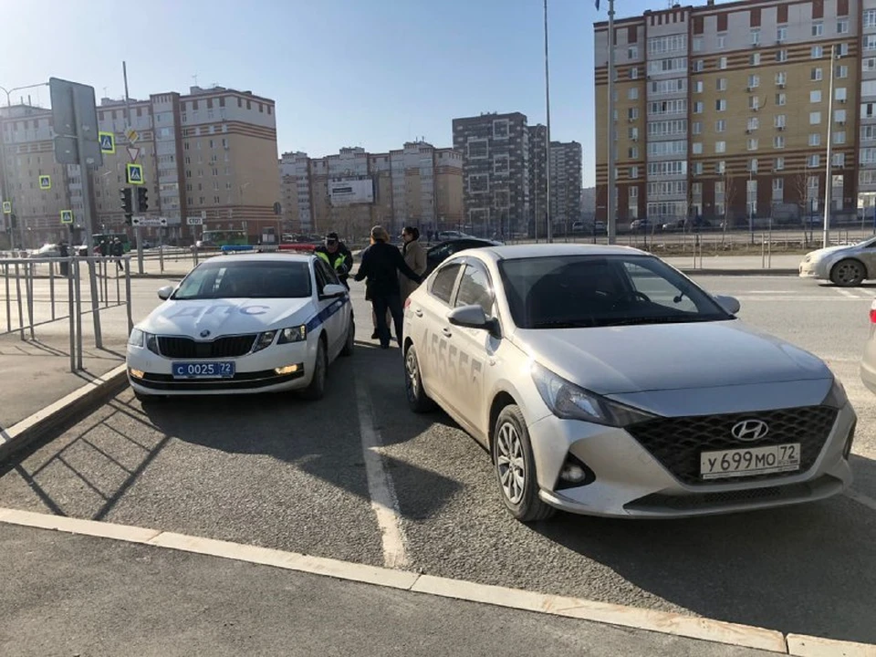 В Тюмени мальчик на самокате попал под колеса такси.