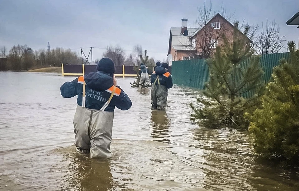 В Гагарине вышедшая из берегов река затопила ещё два участка дорог. Фото: пресс-служба ГУ МЧС по Смоленской области.