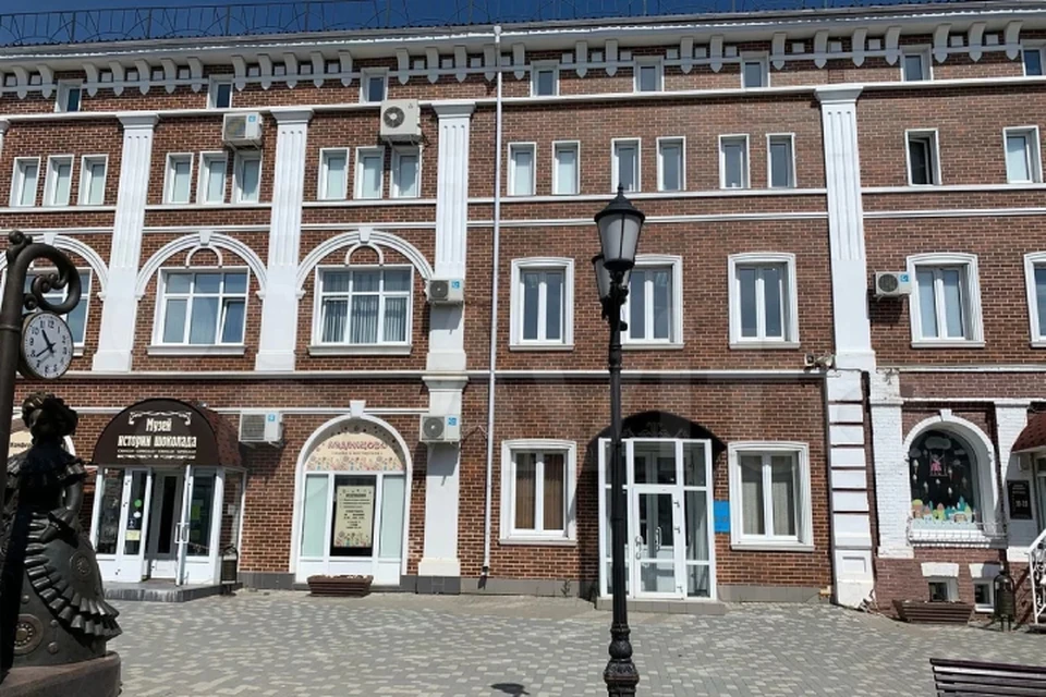 Здание, в котором расположены продаваемые офисы, соседствует с Музеем шоколада. Фото: avito.ru