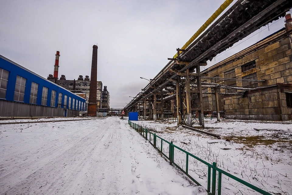 На челябинском заводе. Донкарб графит Челябинск. Промпредприятия Челябинской области. Рабочие идут на завод. Промышленные предприятия лен.обл металлургия заводы.