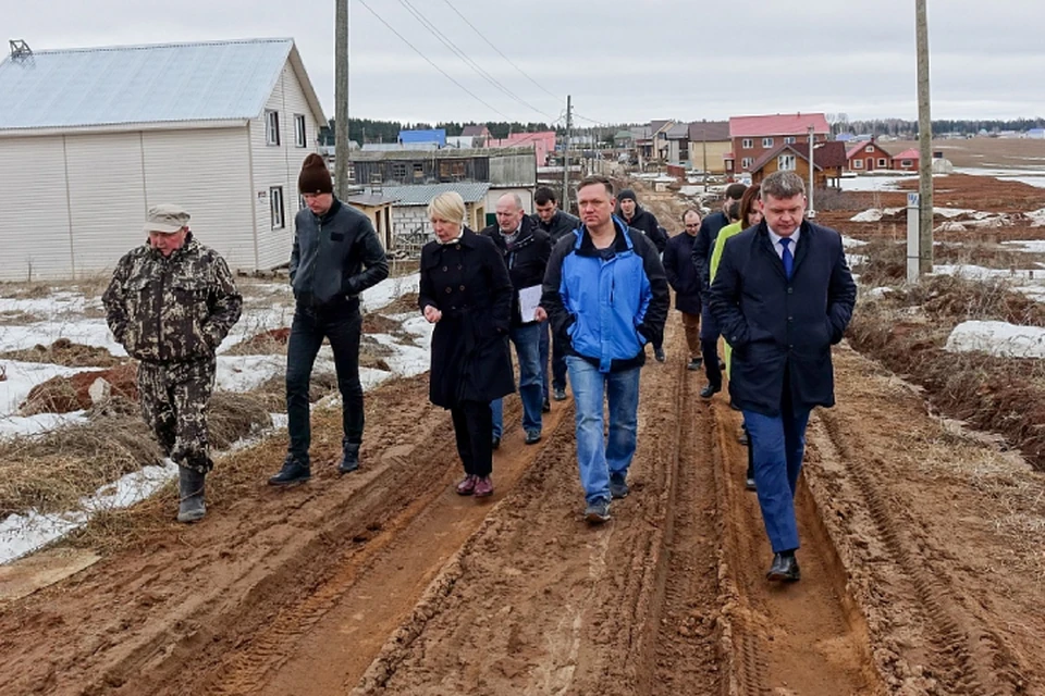 Несколько улиц в деревне нуждаются в ремонте, и власти обещают помочь с этим в ближайшее время. Фото: admkirov.ru