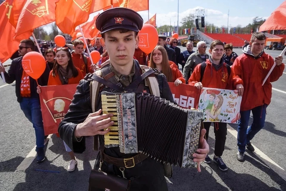 По площади Куйбышева на 1 мая идут с песнями и танцами