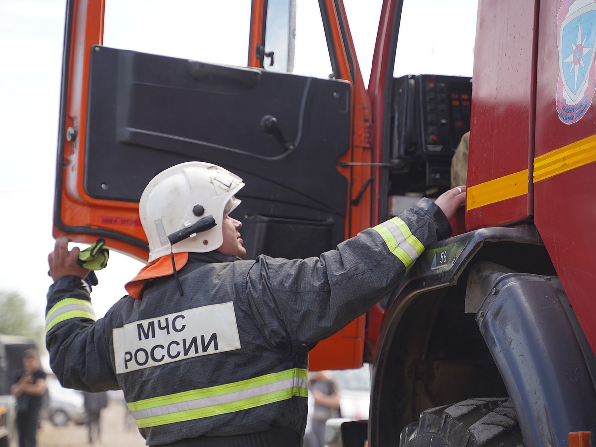 В Якутске пожарная машина застряла на обочине недалеко от горящего здания -  KP.RU