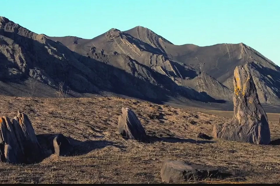 В Хакасии из-за брошенного окурка сгорел уникальный памятник природы «Уйтаг». Стоп-кадр видео