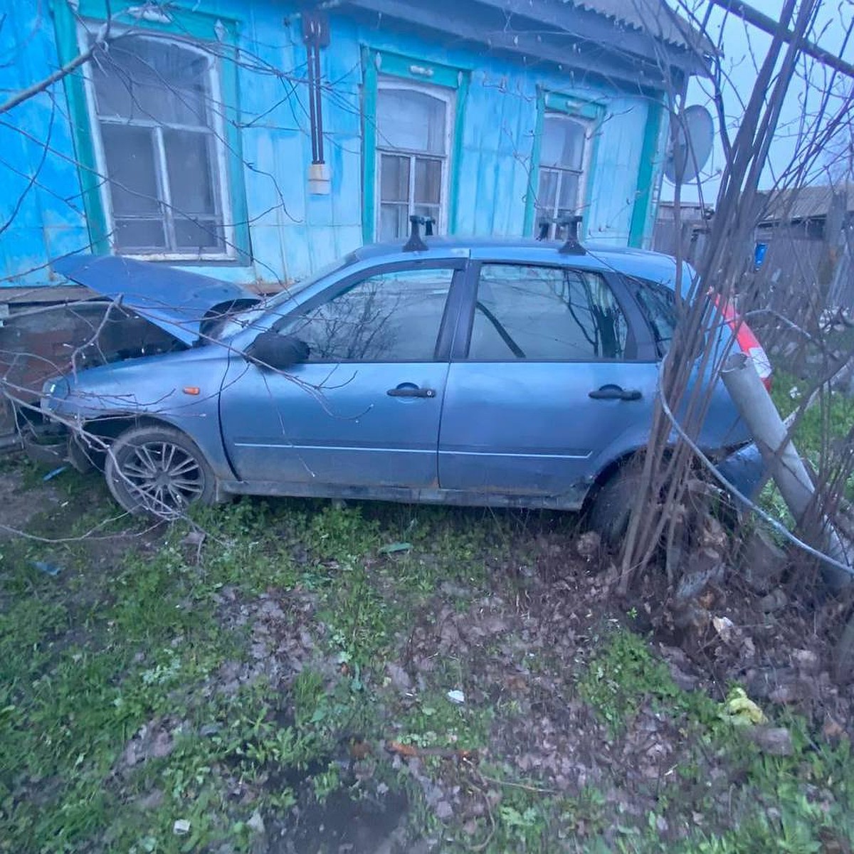 В Лысогорском районе машина врезалась в жилой дом - KP.RU