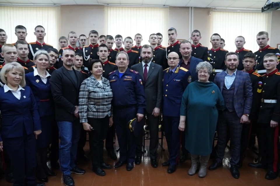 Депутаты Заксобрания встретились с кадетами в рамках проекта «Диалог поколений».