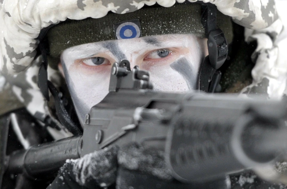 Военнослужащий финской армии во время зимних учений.