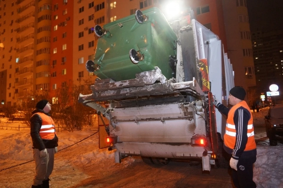 В Новосибирске бастующим водителям мусоровозов пообещали повысить зарплату.
