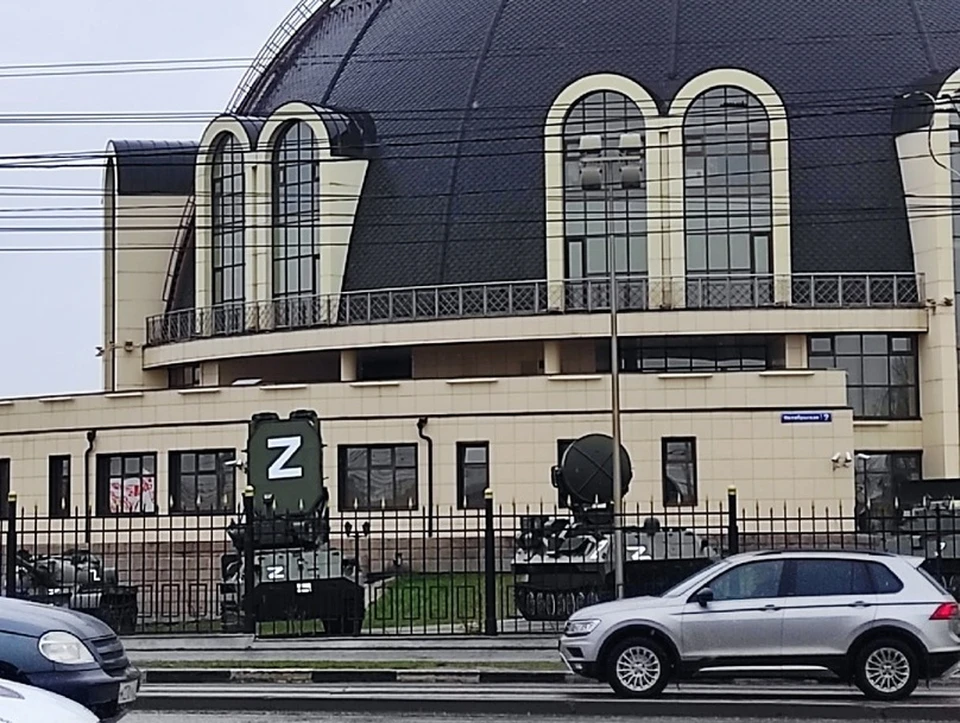На боевую технику возле Музея оружия в Туле нанесли символику Z