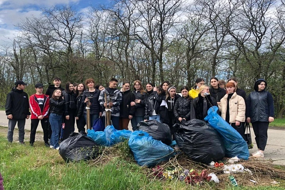 Более 400 волонтеров убирают кладбища ветеранов и аллеи славы. Фото: пресс-служба администрации Майкопа