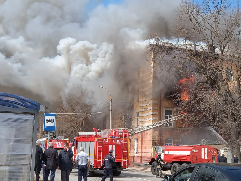 Пожар в здании НИИ-2 в Твери утром 21 апреля.