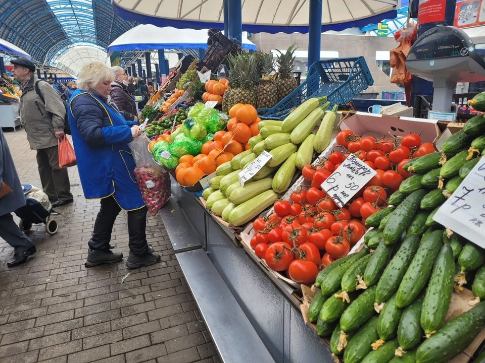 Торговля на центральном рынке белорусской столицы кипит при любой погоде. Фото: читатель «КП». Носит иллюстративный характер