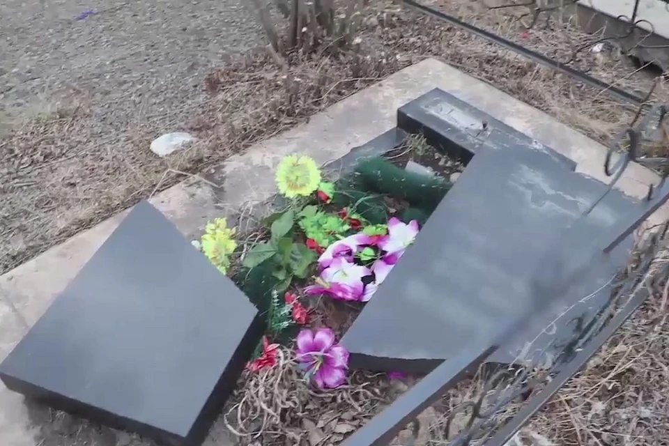 В Красноярске перед Пасхой вандалы осквернили 13 могил на Шинном кладбище. Стоп-кадр видео МВД
