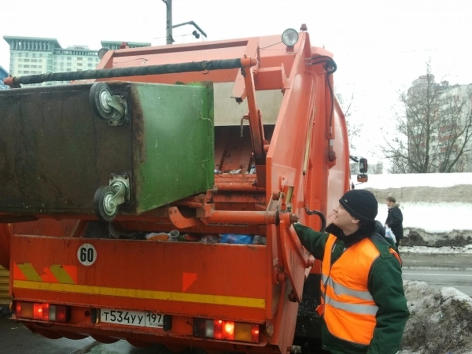 В Новосибирске в нескольких районах возобновили вывоз мусора.
