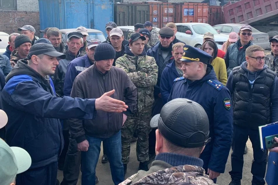 Четвертый день более 60 экипажей не собирают мусор. Фото: прокуратура Новосибирской области