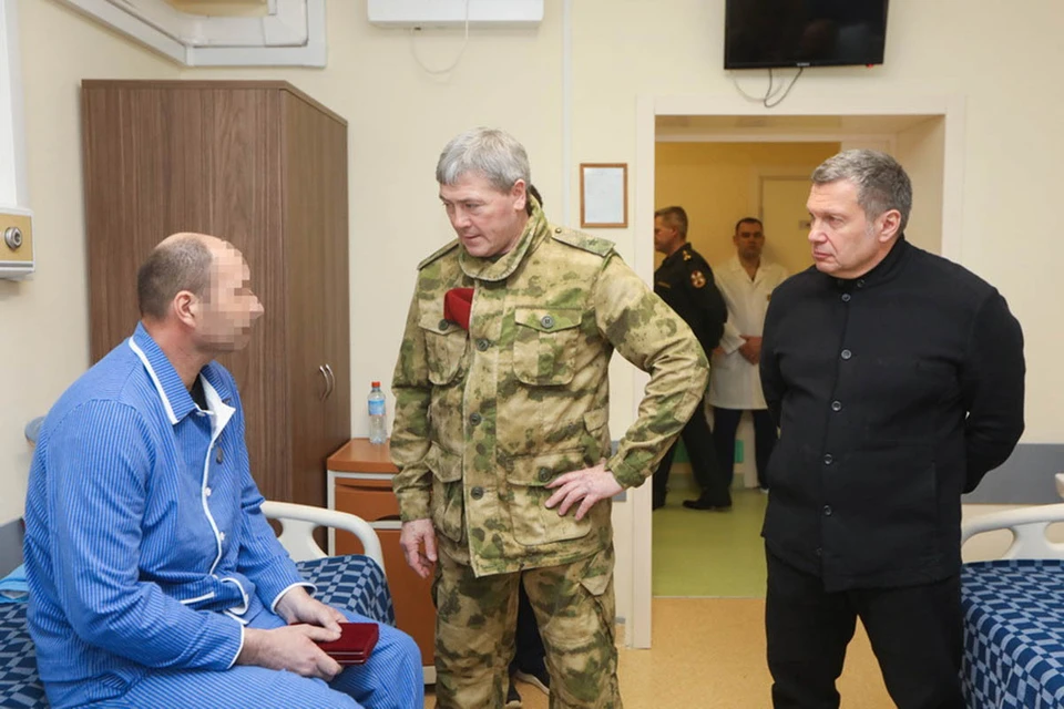 Журналист Владимир Соловьев встретился в госпитале с ранеными росгвардейцами. Фото: Росгвардия РФ