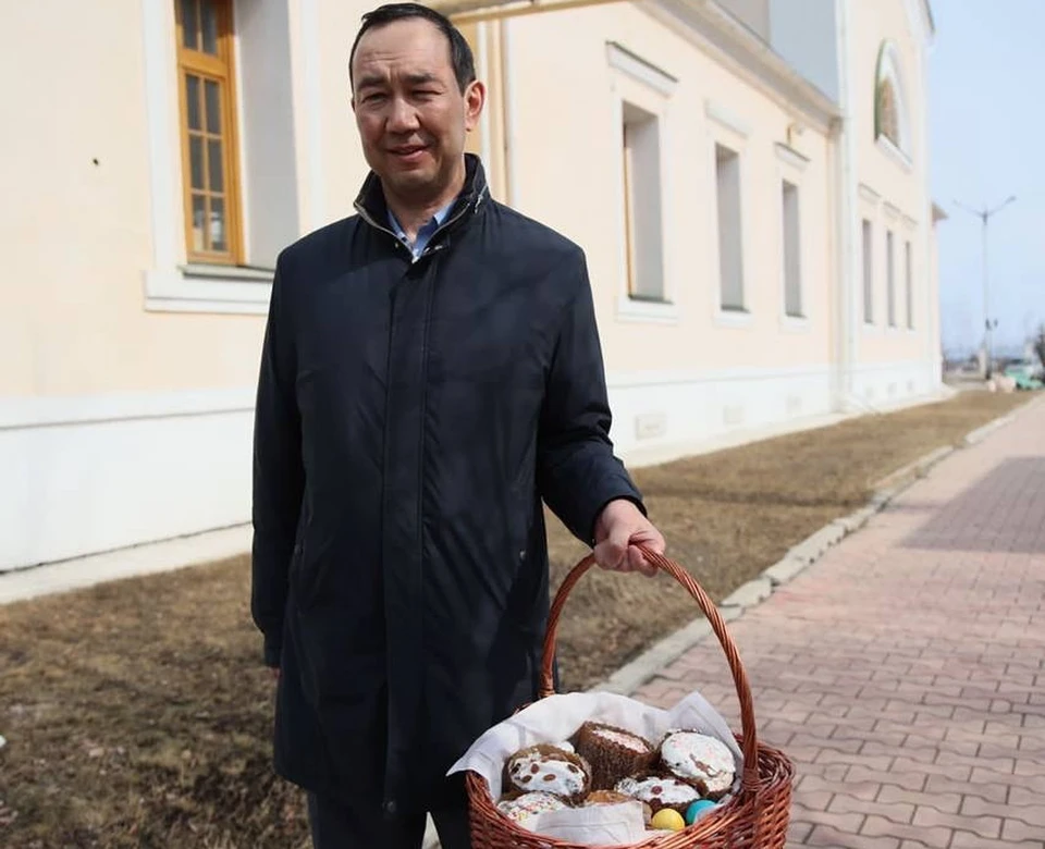 Глава Якутии Айсен Николаев освятил яйца и куличи в главном соборе города Якутска. Фото: t.me/aisen_nikolaev