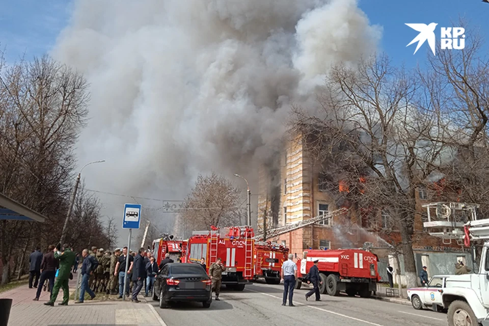 На месте пожара продолжается разбор завалов