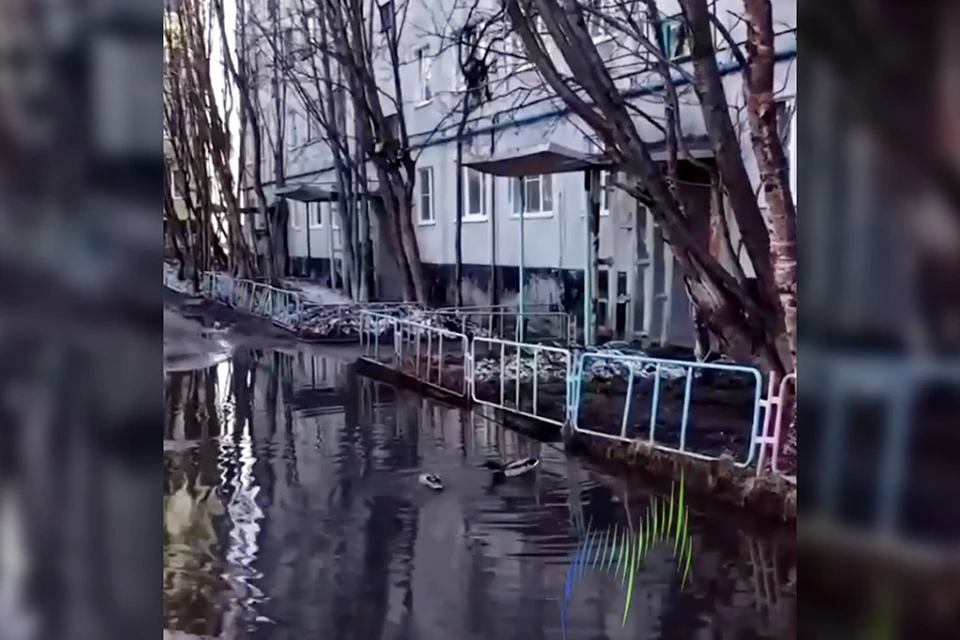 Из-за теплой поры луж в Мурманске стало немерено. Фото: Скриншот видео