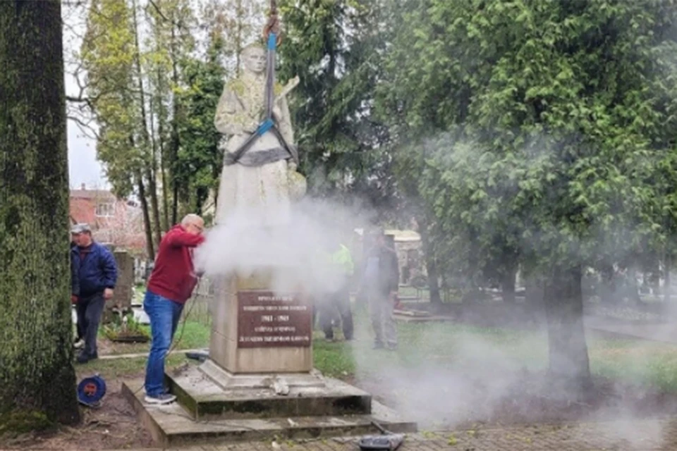 В Литве демонтировали два памятника с захоронений советских воинов. Фото: радио LRT.