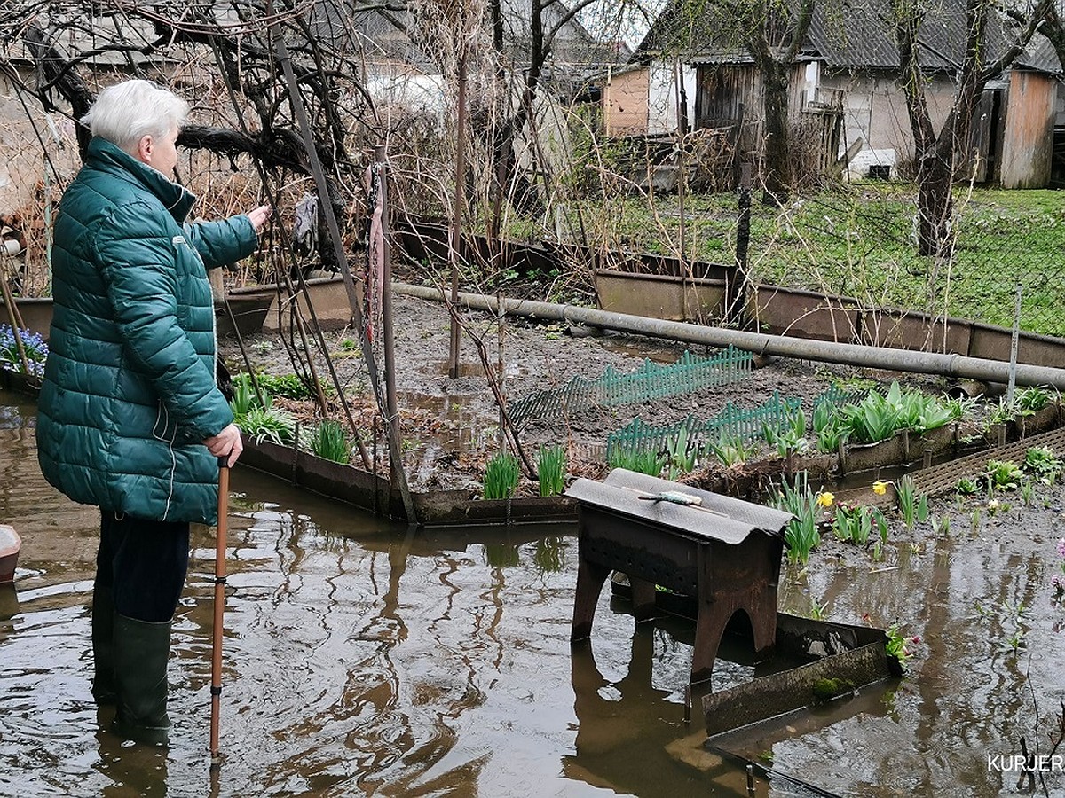 Вот как в Слуцке после дождей подтопило два дома - KP.RU