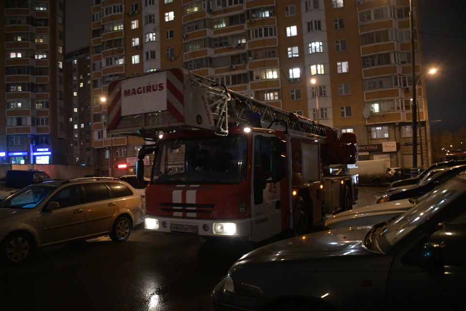 Поздним вечером в Новокузнецке загорелся автомобиль.