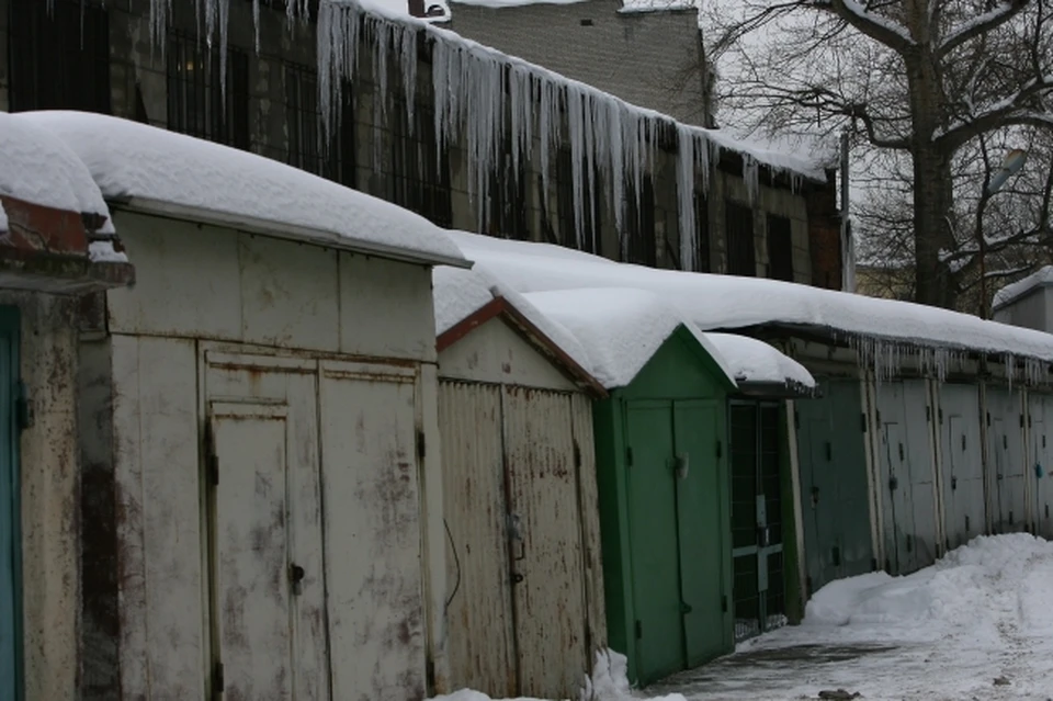 Всего снесли 9 гаражей и 15 сараев.