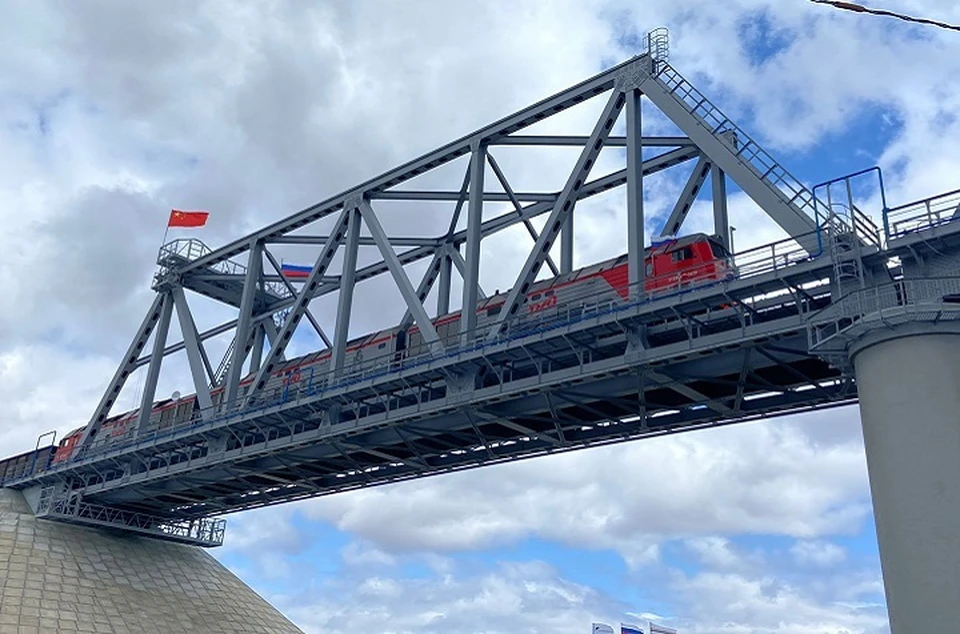 В ЕАО завершилось строительство моста через Амур