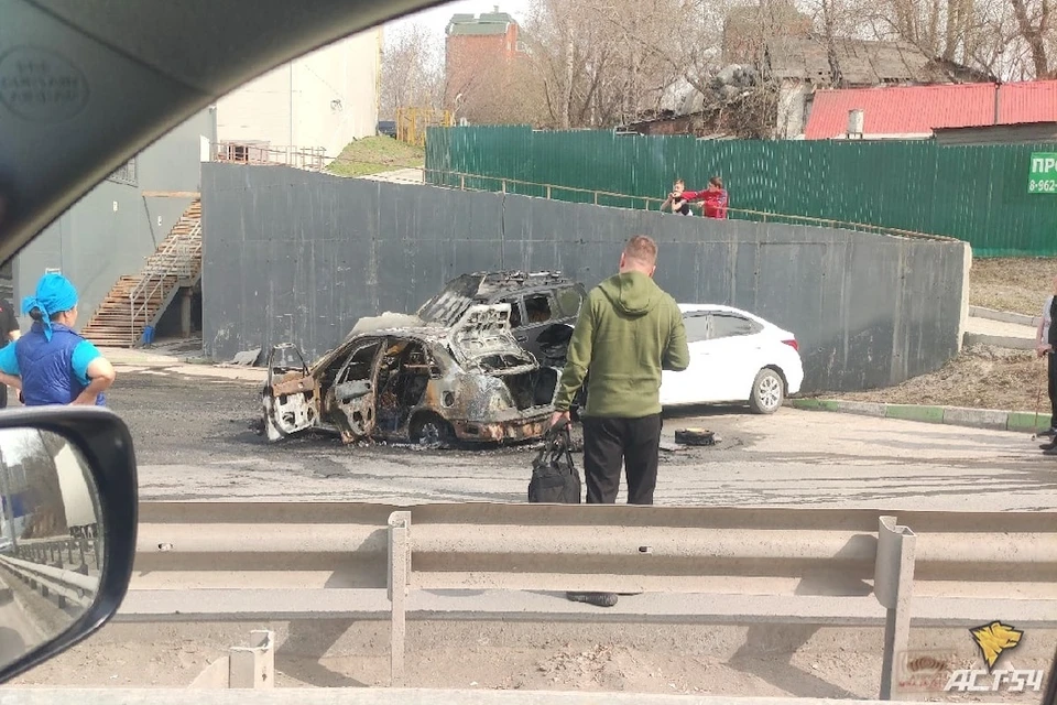 Один автомобиль сгорел полностью, а два других пострадали частично. Фото: «АСТ-54»