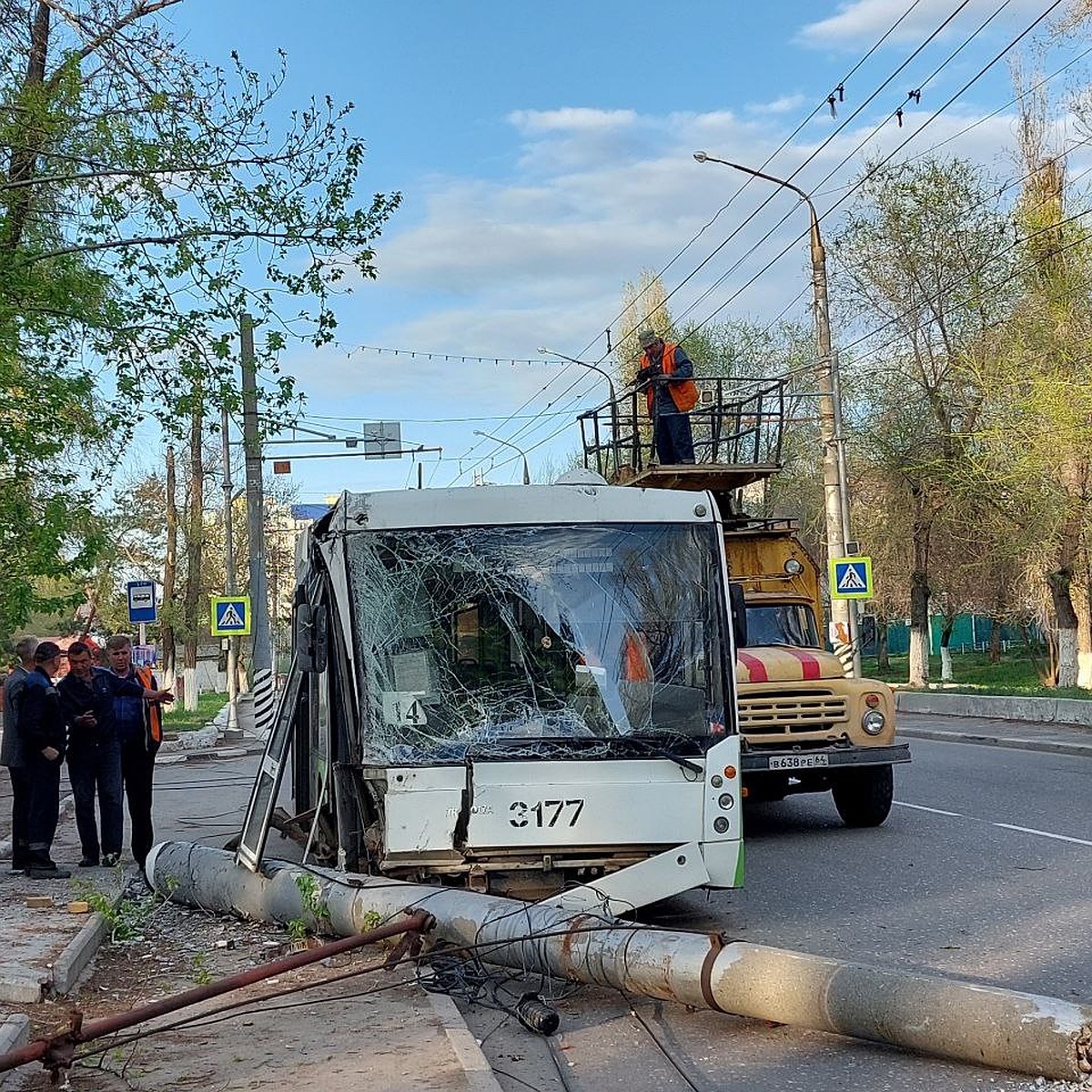 В Энгельсе на троллейбус упал бетонный столб - KP.RU