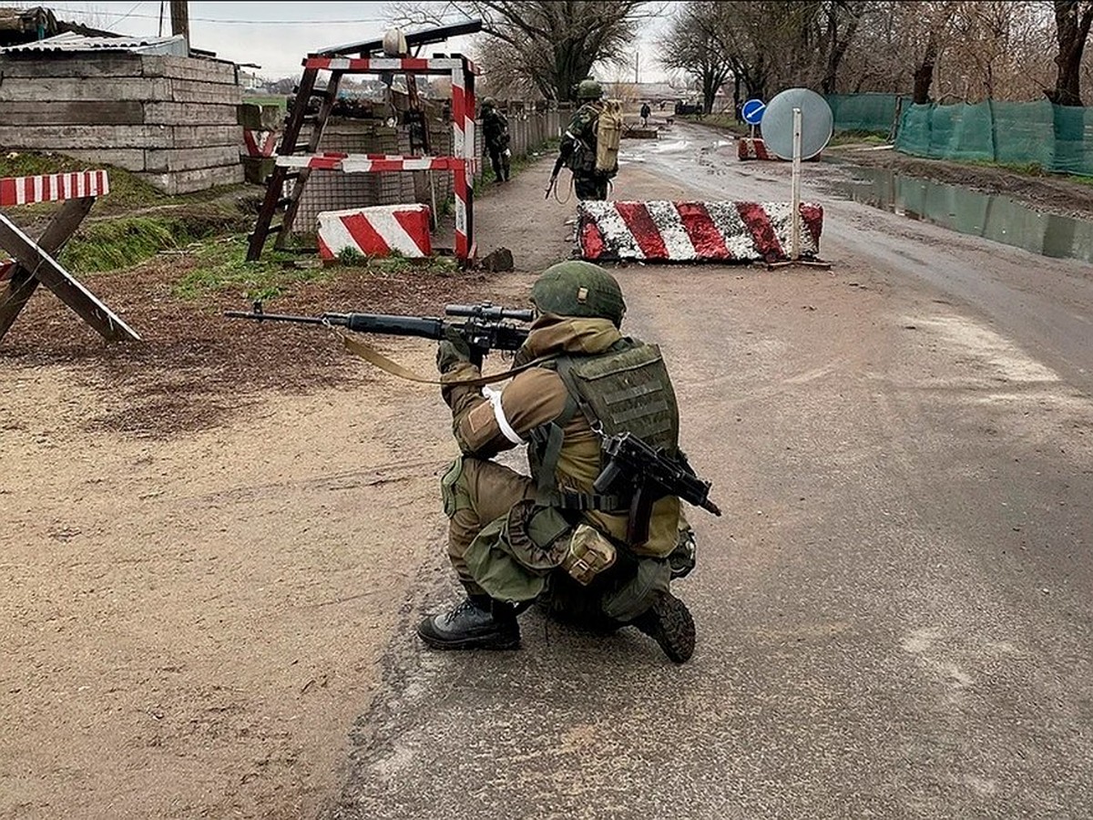 Старший сержант Попов стреляет из гранатомета первым - KP.RU