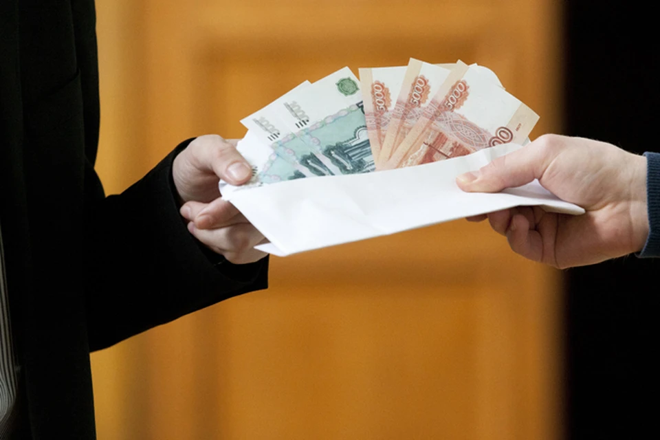 Через посредника бизнесмен передал чиновнику, по данным регионального СКР, 4,8 миллиона рублей