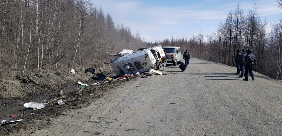 В Якутии на трассе опрокинулась машина «скорой помощи». Фото: t.me/gibdd14