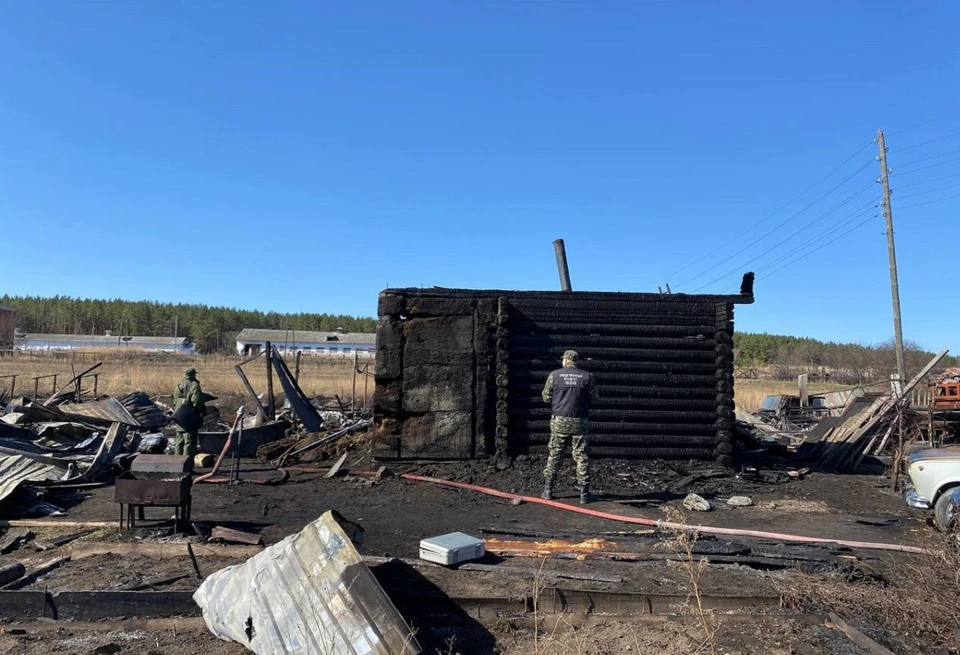 Знакомые погибших считают, что пожар мог начаться из-за раскаленной трубы в бане. Фото: СУ СКР по Свердловской области