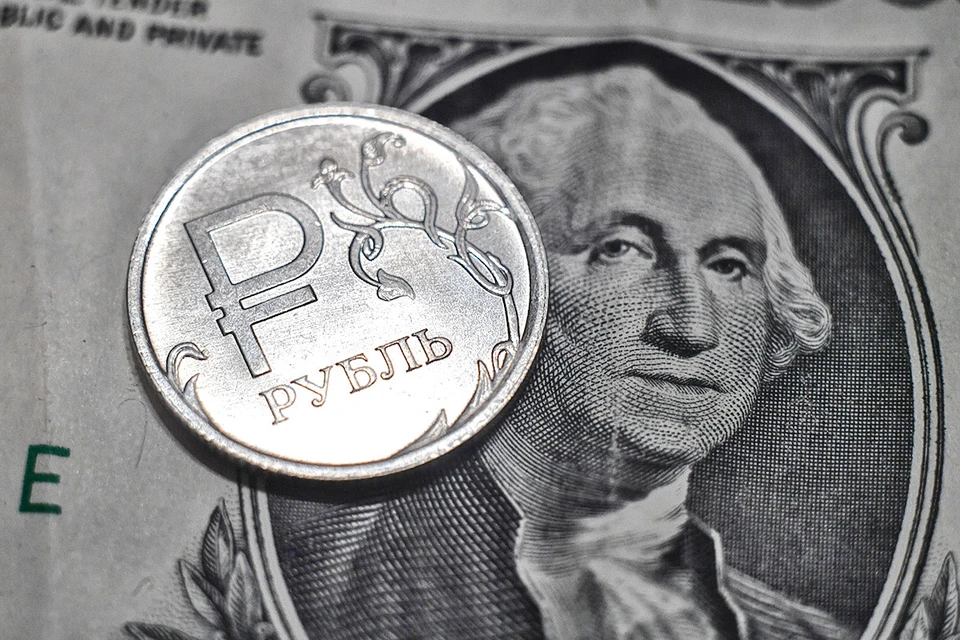 В последний торговый день апреля доллар на Мосбирже торговался в районе 71 рубля.