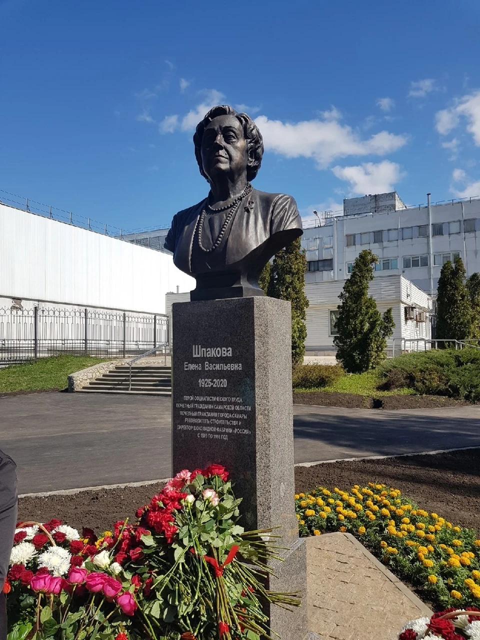 В Самаре 1 мая открыли памятник «королеве шоколада» Елене Шпаковой - KP.RU