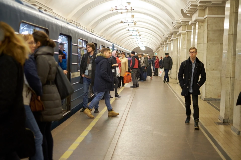 Последние новости метро. Пассажиры в метро. Питер метро Текстильщики. Загородка метрополитена рельс.