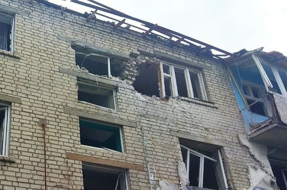 В результате многочисленных атак со стороны киевских силовиков в городе повреждено множество домостроений. Фото: СЦКК ЛНР