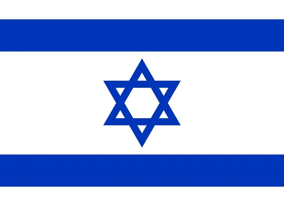 Флаг Государства Израиль выполнен в форме еврейской молитвенной накидки с голубым Щитом Давида в центре. Фото: ru.wikipedia.org