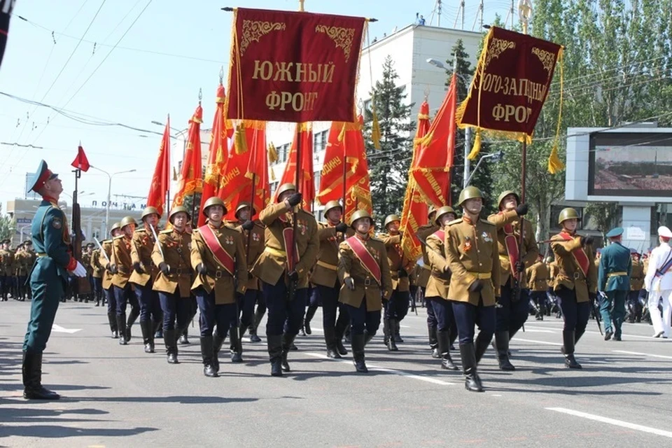 На освобожденных территориях впервые за восемь лет люди встретят праздник без страха (архивное фото Парада Победы в Донецке 2020 года)