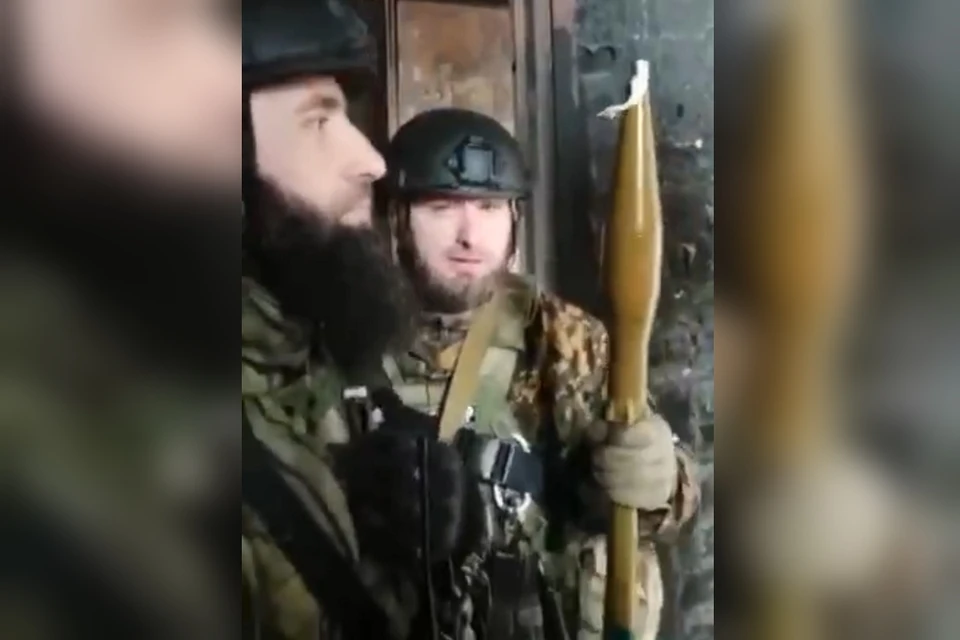 Чеченские бойцы работают в Луганске. Фото: стоп-кадр видео