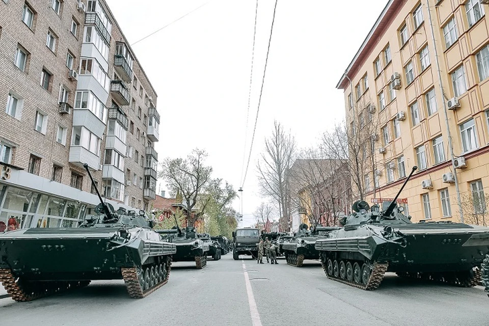 Военная техника выстроилась на улице Молодогвардейской