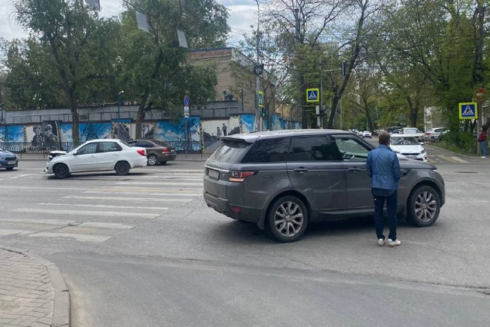 В столкновении двух иномарок в Ростове травмы получила четырехлетняя девочка. Фото: ГИБДД по РО.